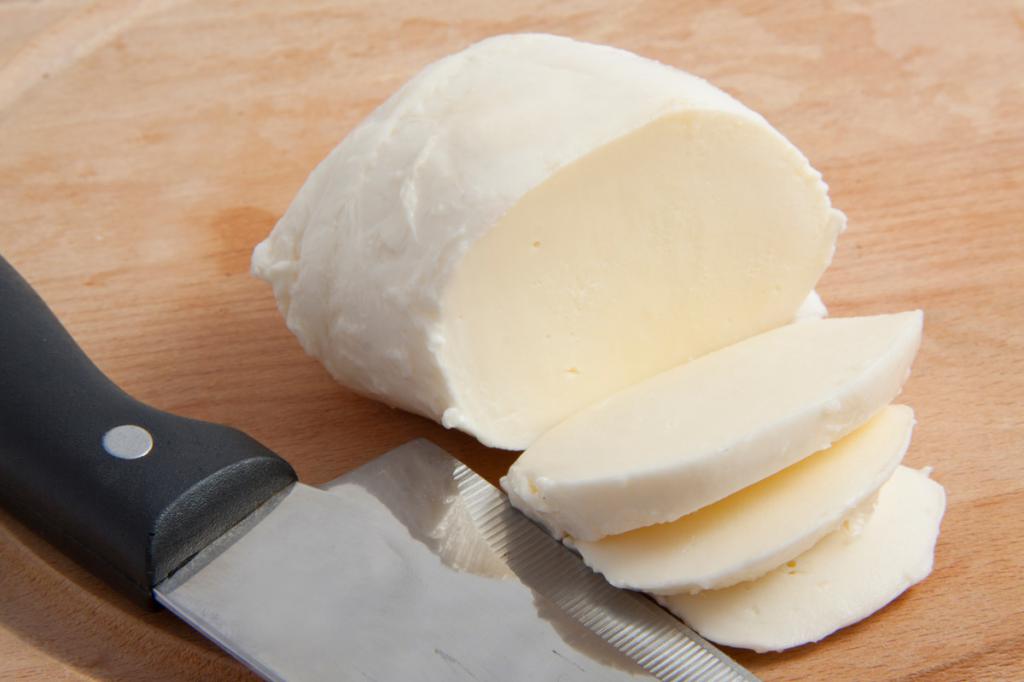 come mantenere il formaggio in frigo fresco più a lungo