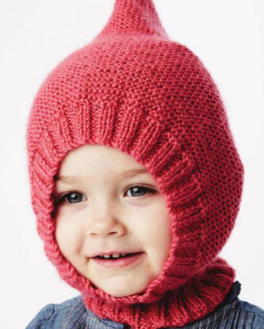 legare un cappello da bambino con un elmo da lavoro a maglia