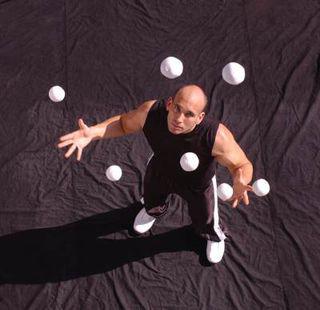 jak se naučit žonglovat 4 míčky