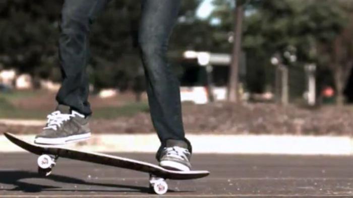 come imparare a guidare uno skateboard