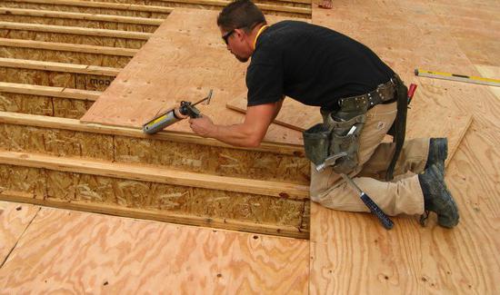 Jak vyrovnat dřevěnou podlahu překližkou