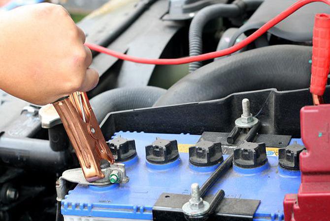 kako osvetliti akumulator iz drugega avtomobila