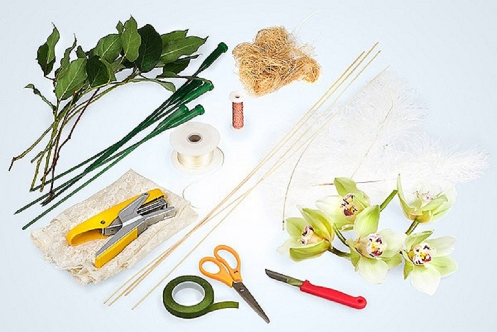 Materiály a nástroje pro vytvoření kytice