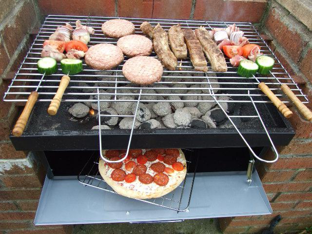 Lo schema del barbecue in mattoni.