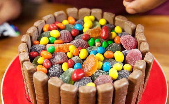 dort vyrobený ze sladkostí to udělat krok za krokem