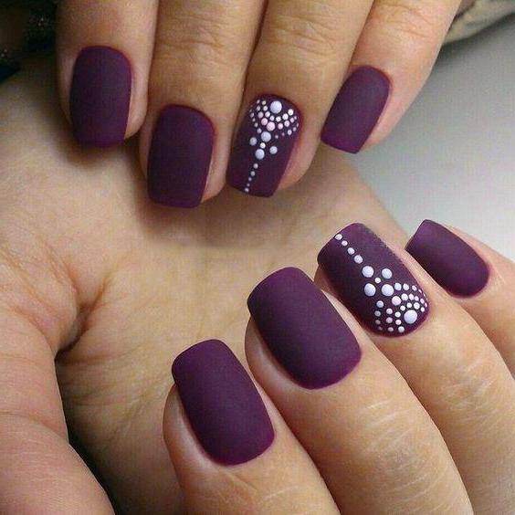 fioletowy manicure z błyszczy