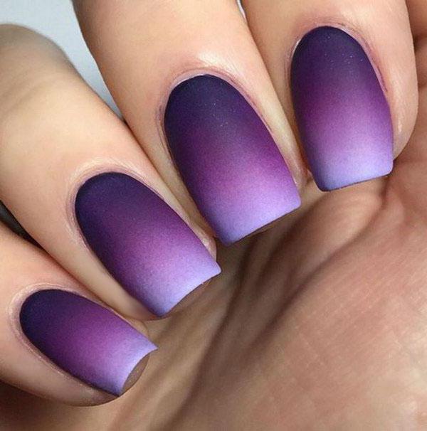 manicure viola con bianco