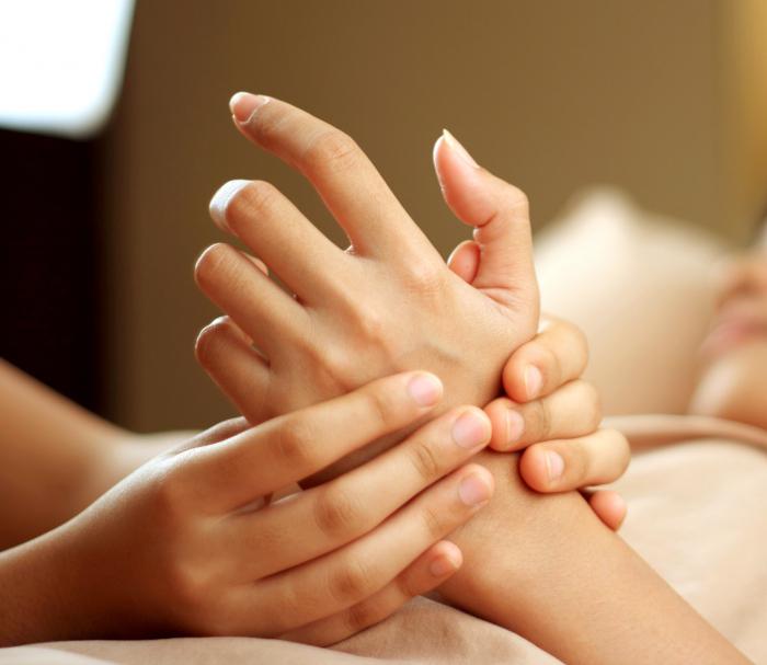 Massaggio alle mani dopo la manicure