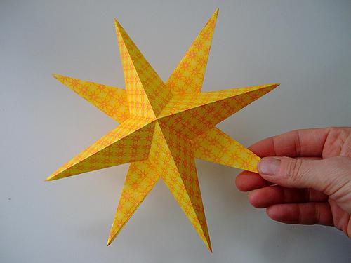 come creare stelle di carta voluminose