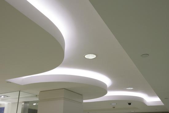 illuminazione di soffitti in cartongesso a due livelli