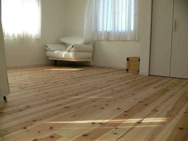 lesena tla v zasebni hiši