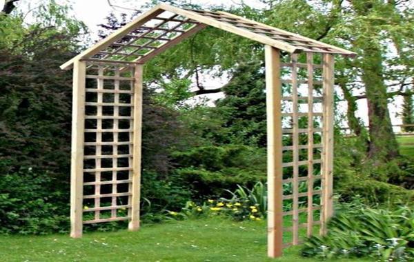 Archi in legno per il giardino
