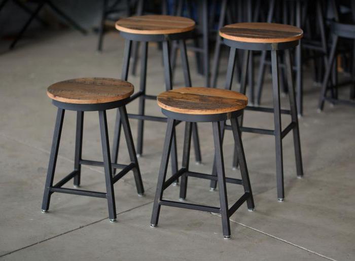 stołek barowy wykonany z drewna własnymi rękami