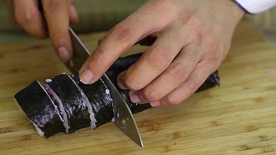 как да правите ролки със сьомга със собствените си ръце