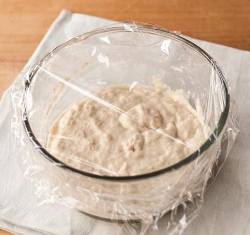 il pane a lievitazione naturale è la ricetta corretta e completa in una pentola a cottura lenta