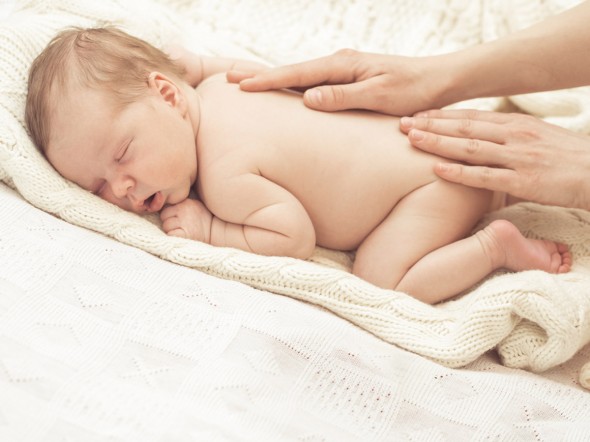 масаж за новородено бебе