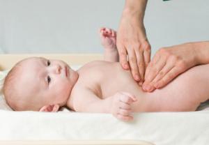 massaggio per un neonato con costipazione