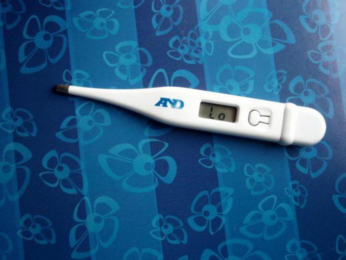 как да се измери температурата на бебешкия живачен термометър