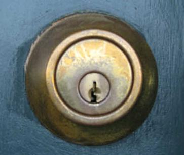 Come aprire la porta senza una chiave