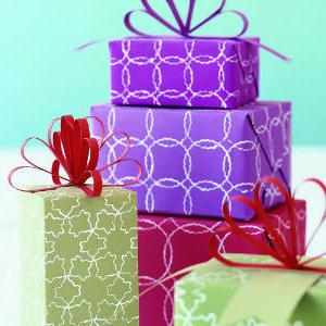 kako pakirati darilo v darilnem papirju