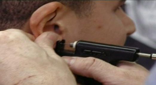 come perforare un orecchio con un ago