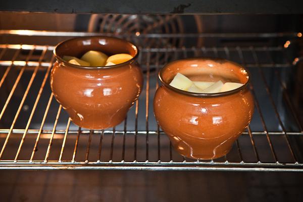 recept krompir z mesom in gobami v lončkih
