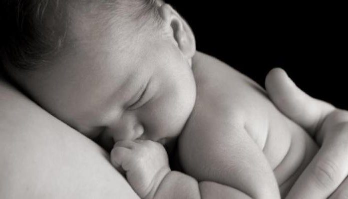 kako naučiti kako staviti bebu na dojku