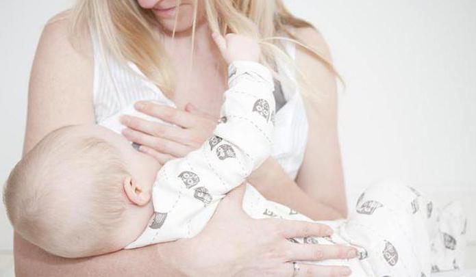 како да причврстите бебу на мале дојке