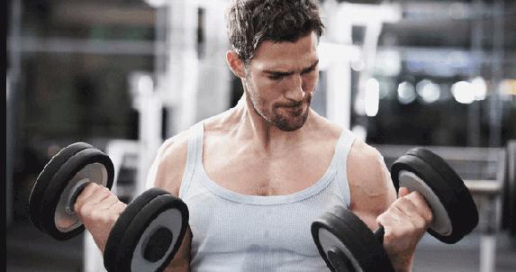 jak pumpovat biceps činky