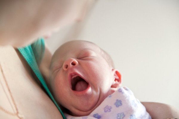 jak umístit novorozence do spánku