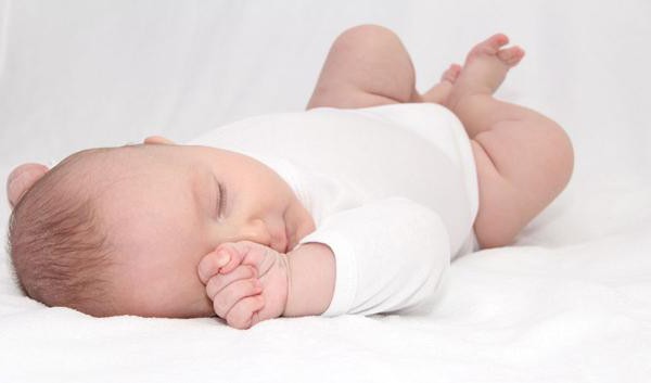jak dát novorozence spát během dne