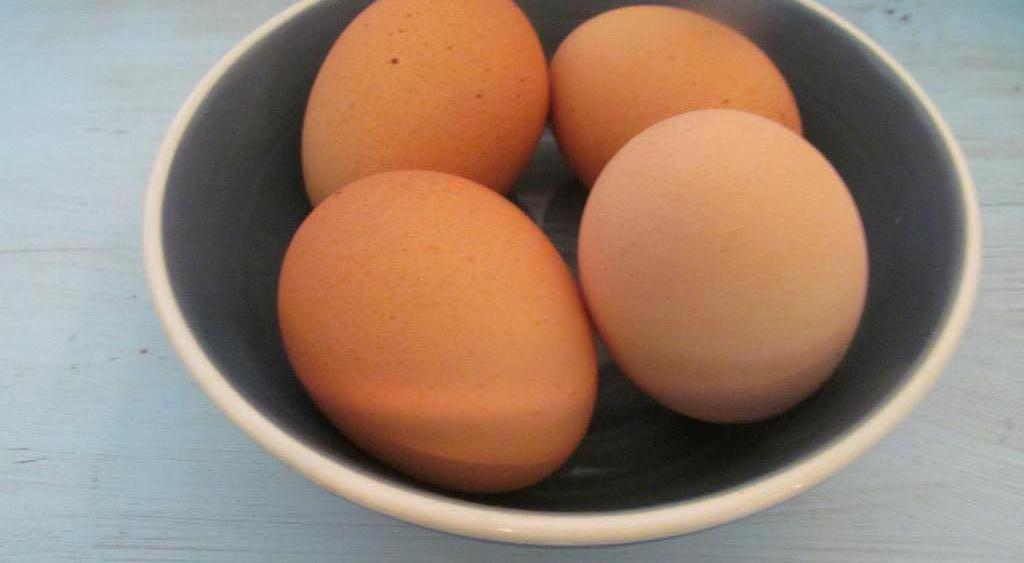 kako hitro očistiti kuhana jajca