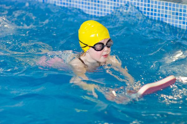како научити пливати дјецу