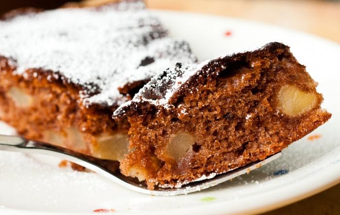 шоколадова торта с ябълки