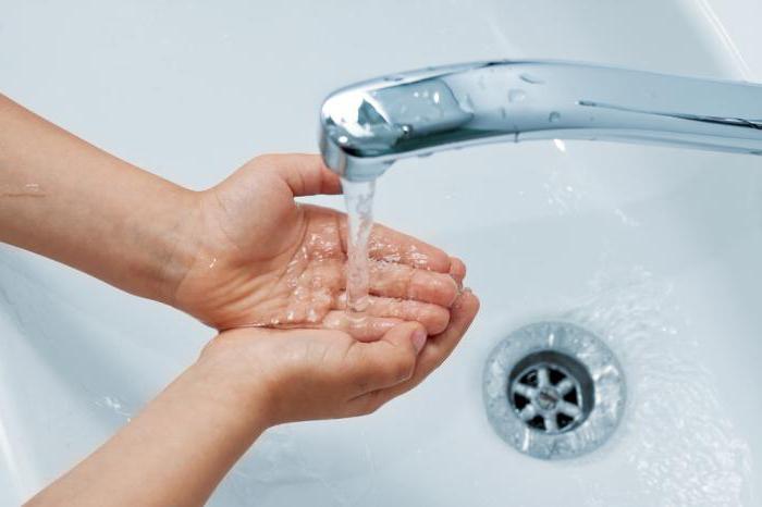Како можете опрати руке од зелених ораха