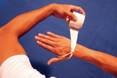 jak zwijać bandaże bokserskie