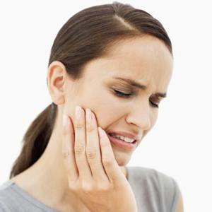 come alleviare un forte mal di denti a casa