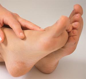 calli asciutti sul trattamento delle dita dei piedi