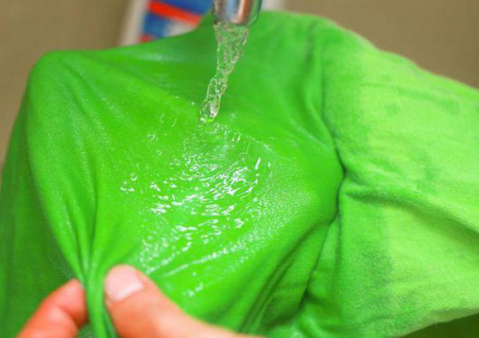 как да премахнете изсушеното лепило от дрехите
