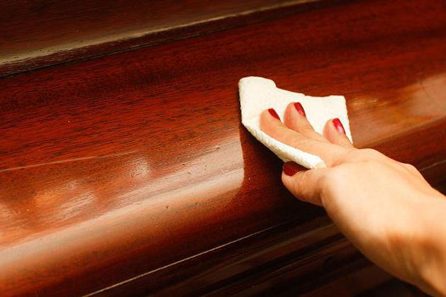 как да премахнете драскотини от лакирани мебели
