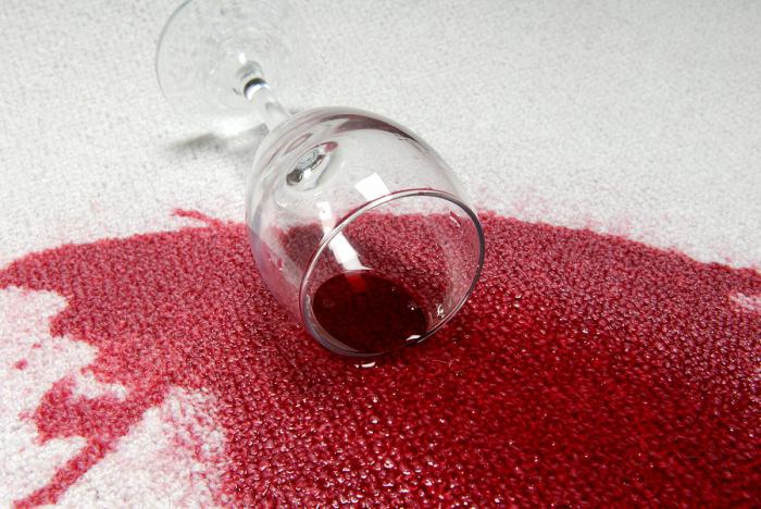 come rimuovere le macchie di vino rosso