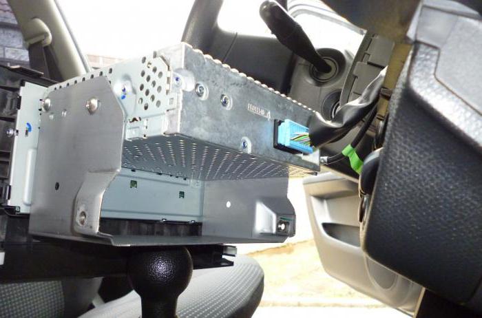 kako odstraniti radio na Nissanu