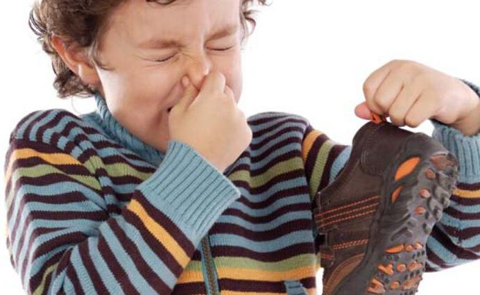 Jak usunąć zapach butów