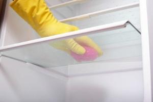как да премахнете миризмата от хладилника