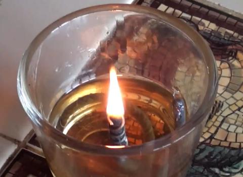 Come consacrare un appartamento te stesso con l'aiuto di una candela