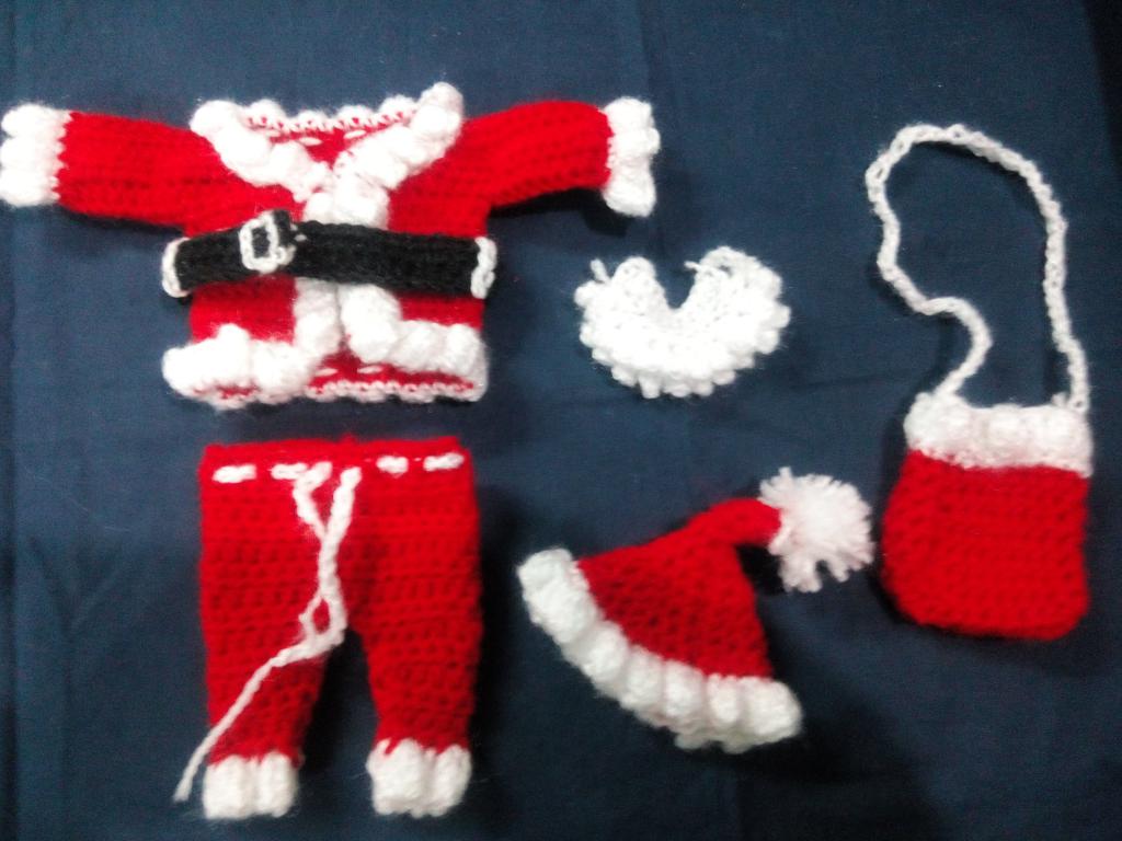 Versione a maglia del costume di Babbo Natale americano