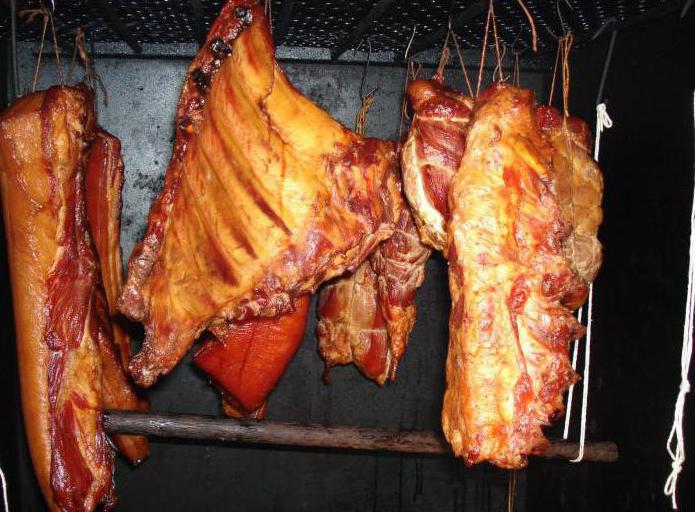 palić mięso w gorącej wędzonej wędzarni