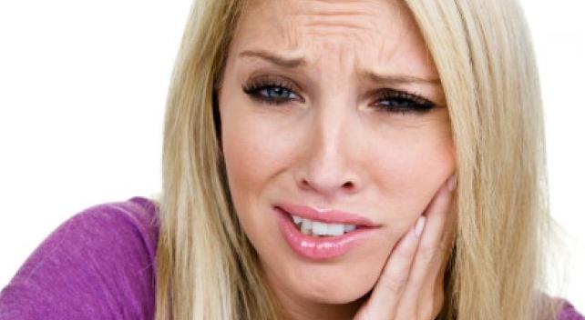 jak uspokoić ból zęba w domu