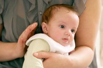 как да успокоят хълцането при новородени