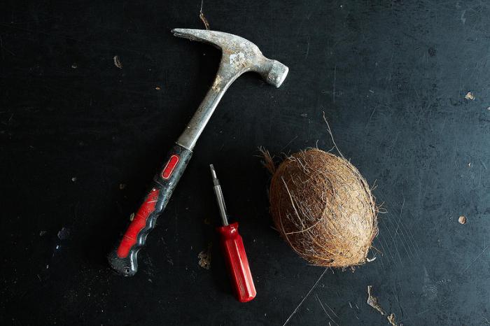 как да се раздели кокосов орех у дома
